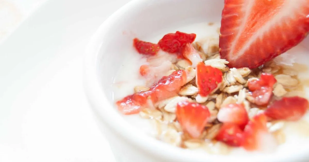 Recette express : un crumble salé irrésistiblement croustillant aux poireaux et parmesan